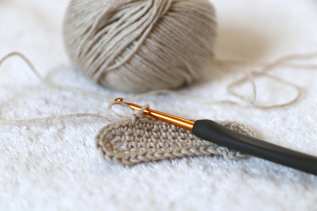Working the scalloped crochet border